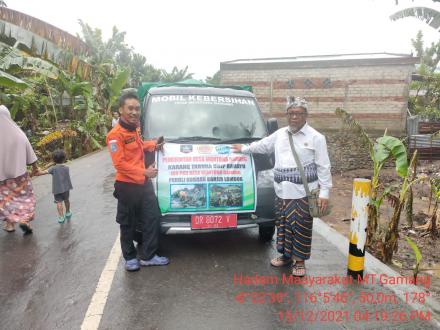 Pemerimtah desa menyalurkan bantuan untuk korban banjir lombok